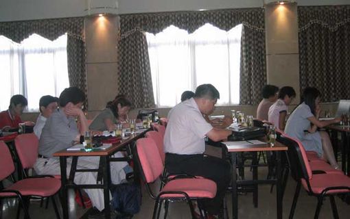 “十一五”中國制造業(yè)信息化技術(shù)及其標(biāo)準(zhǔn)化發(fā)展研討會暨2004年全國工業(yè)自動化系統(tǒng)與集成標(biāo)準(zhǔn)化技術(shù)委員會年會及工業(yè)機(jī)器人標(biāo)準(zhǔn)劃分技術(shù)委員會換屆會，各參會人員聽取演講人員的報(bào)告，吸取經(jīng)驗(yàn)